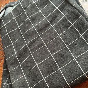 🖤Express stretches, size XS, black and white stripe plaid design 🖤